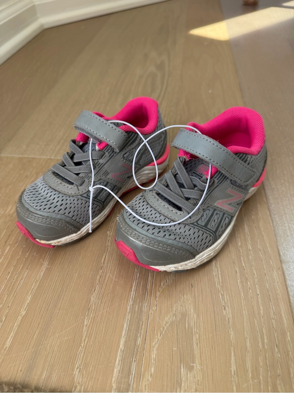 New Balance 680 Kids Sneakers, size 7
